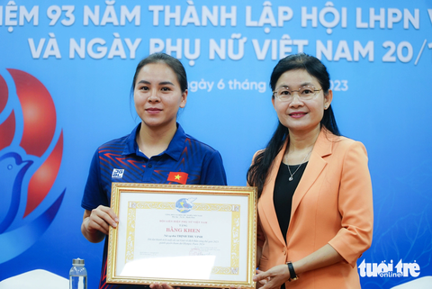 Nữ xạ thủ Trịnh Thu Vinh nhận bằng khen của Hội LHPN Việt Nam - Ảnh: NGUYỄN THỊ HIỀN Nữ xạ thủ Trịnh Thu Vinh nhận bằng khen của Hội Liên hiệp phụ nữ Việt Nam - Ảnh: NGUYỄN THỊ HIỀN