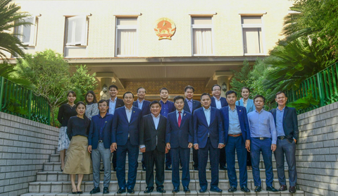 Đoàn chụp ảnh kỷ niệm tại Đại sứ quán Việt Nam tại Nhật Bản Đoàn chụp ảnh kỷ niệm tại Đại sứ quán Việt Nam tại Nhật Bản