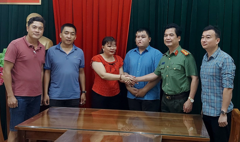 Giải cứu thanh niên ham việc nhẹ lương cao bị lừa qua tận ‘Tam giác vàng’ - Ảnh 4. Sau hơn một tuần bị đưa qua đất Lào, đến tối 5-10, N. đã được Công an tỉnh Quảng Trị đưa về bàn giao cho gia đình - Ảnh: Q.NAM