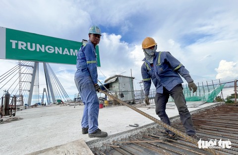 - Ảnh 4. Đỉnh tháp trụ cầu chính cao 125m, việc thi công trên cao rất nguy hiểm và gặp khó khăn trong thời tiết có mưa gió và sấm sét.