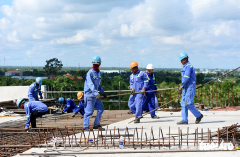 - Ảnh 9. Chỉ ít ngày nữa cầu sẽ hợp long, một dấu mốc quan trọng của dự án.