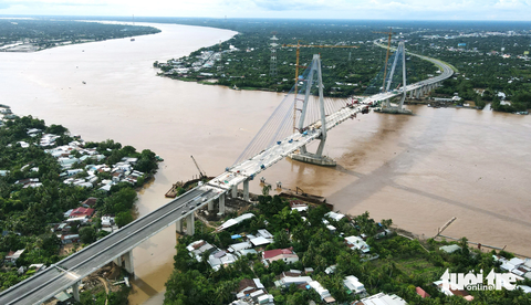 - Ảnh 10. Cầu Mỹ Thuận 2 bắc qua sông Tiền thuộc hệ thống đường cao tốc Bắc - Nam phía Đông, nối liền hai tỉnh Tiền Giang và Vĩnh Long. Dự án có nhịp cầu chính dài hơn 1,9km, được đầu tư hoàn chỉnh 6 làn xe, vận tốc thiết kế 80km/h.