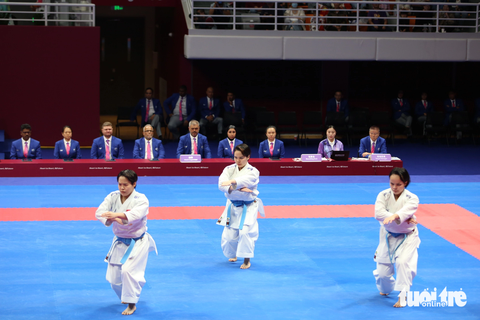 Karate mang về huy chương vàng thứ 3 cho Việt Nam tại Asiad 19 - Ảnh 1. Ba VĐV Nguyễn Thị Phương, Nguyễn Ngọc Trâm và Lưu Thị Thu Uyên giành huy chương vàng nội dung kata (diễn quyền) đồng đội nữ môn karate - Ảnh: HUY ĐĂNG