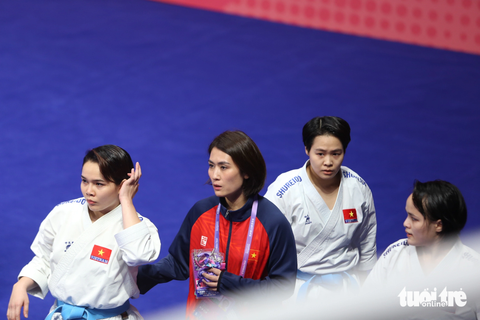 Karate mang về huy chương vàng thứ 3 cho Việt Nam tại Asiad 19 - Ảnh 2. Đội tuyển kata (diễn quyền) đồng đội nữ môn karate giành HCV thứ 3 cho đoàn thể thao Việt Nam tại Asiad 19 - Ảnh: HUY ĐĂNG