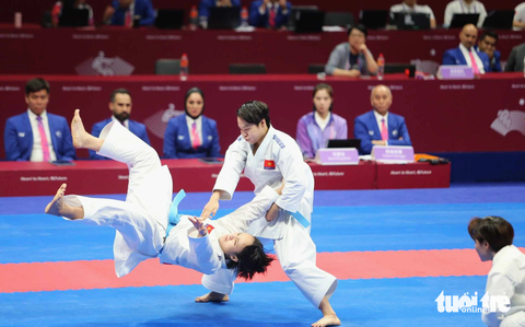 Karate mang về huy chương vàng thứ 3 cho Việt Nam tại Asiad 19 - Ảnh 3. Màn thi đấu xuất sắc của các nữ VĐV Việt Nam - Ảnh: HUY ĐĂNG