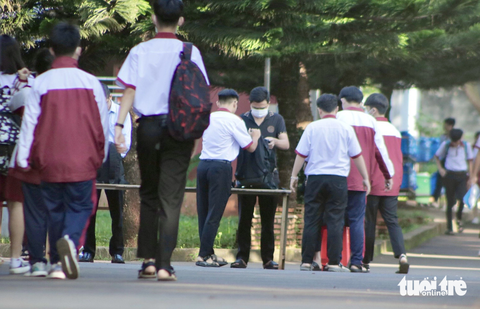 Mong phụ huynh hiến kế để bỏ xét cặp, soát người học sinh - Ảnh 1. Hiệu trưởng Trường THCS - THPT Đông Du cho biết đã dừng việc xét cặp, soát người học sinh từ hôm nay, 6-10, để đổi phương pháp - Ảnh: THẾ THẾ