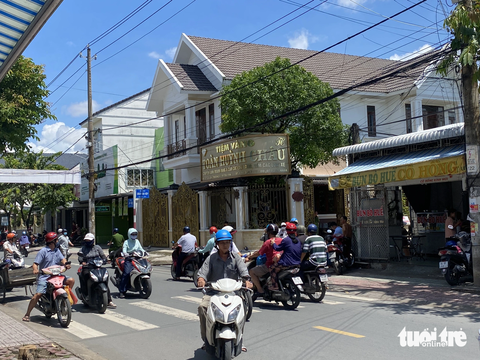 Người dân khống chế bắt kẻ cướp tiệm vàng ở Trà Vinh - Ảnh 1. Hiện trường nơi xảy ra vụ việc - Ảnh: CHÁNH TÂM