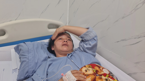 Hai lao công bị bắn được miễn toàn bộ chị phí điều trị - Ảnh 1. Lao công Võ Thị Lưu đang điều trị sức khỏe và tinh thần tại Bệnh viện Phúc Hưng - Ảnh: TRẦN MAI
