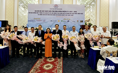 Bà Nguyễn Thanh Hà – phó giám đốc Sở Công thương (thứ sáu từ trái qua) - và đại diện sở, ngành chúc mừng ban chấp hành Hội xuất nhập khẩu tỉnh Bình Dương ngày 6-10 - Ảnh: BÁ SƠN Bà Nguyễn Thanh Hà - phó giám đốc Sở Công Thương (thứ sáu từ trái qua) - và đại diện sở, ngành chúc mừng Ban chấp hành Hội Xuất nhập khẩu tỉnh Bình Dương ngày 6-10 - Ảnh: BÁ SƠN