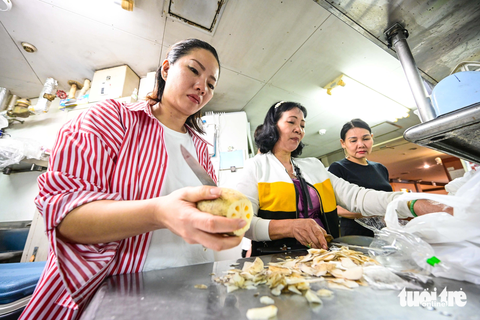 a - Ảnh 7. Chị Bích Hoàng, Phở Dậu, hỗ trợ chuẩn bị nguyên liệu cho các quán phở khác