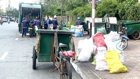 Rác tới đâu, người dân phản đối tới đó - Ảnh 2. Một điểm trung chuyển rác ngay dưới lòng đường Tôn Đức Thắng, P.5, TP Sóc Trăng, tỉnh Sóc Trăng - Ảnh: KHẮC TÂM