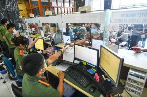 Người dân, doanh nghiệp làm thủ tục xin thị thực cho người nước ngoài ở Cục Quản lý xuất nhập cảnh tại TP.HCM trưa 14-9-2022 - Ảnh: Q.Đ. Người dân, doanh nghiệp làm thủ tục xin thị thực cho người nước ngoài ở Cục Quản lý xuất nhập cảnh tại TP.HCM - Ảnh: Q.Đ.