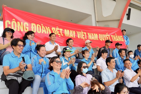 Công đoàn Dệt may Việt Nam khuấy động giải bóng đá công nhân toàn quốc - Ảnh 1. Các cổ động viên Công đoàn Dệt may Việt Nam cổ vũ với băng rôn đầy tự tin - Ảnh: HỮU HẠNH