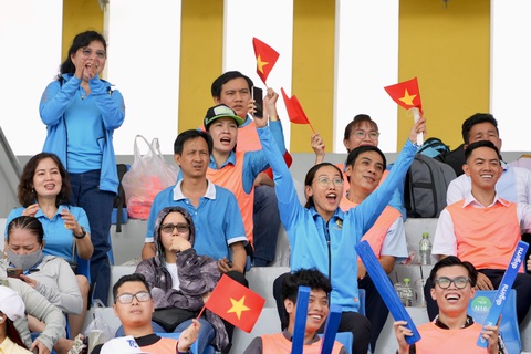 Công đoàn Dệt may Việt Nam khuấy động giải bóng đá công nhân toàn quốc - Ảnh 3. Các cổ động viên Công đoàn Dệt may Việt Nam tiếc rẻ với pha bóng hỏng ăn của đội nhà - Ảnh: HỮU HẠNH