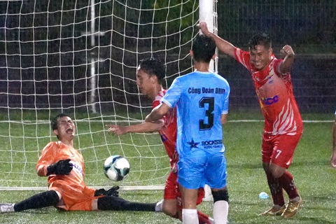 Công đoàn Dầu khí Việt Nam 'vô đối' ở giải bóng đá công nhân toàn quốc - Ảnh 2. Công đoàn TP.HCM 1 (áo đỏ) ăn mừng chiến thắng 3-2 trước Công đoàn Bà Rịa - Vũng Tàu - Ảnh: HỮU HẠNH