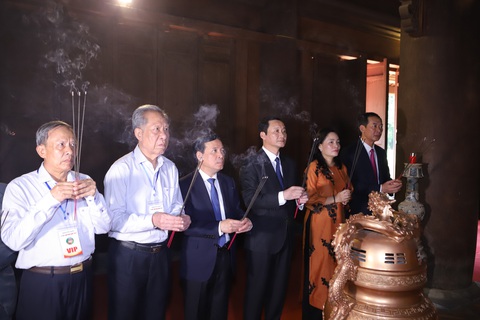 Nhiều hoạt động sôi nổi tại Lễ hội Lam Kinh 2023 kỷ niệm 605 năm khởi nghĩa Lam Sơn - Ảnh 2. Các đại biểu dâng hương tưởng nhớ đức vua Lê Thái Tổ tại Lễ hội Lam Kinh năm 2023 - Ảnh: HÀ ĐỒNG