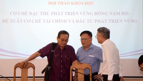 Dự án cỡ 50.000 tỉ, quỹ phát triển hạ tầng Đông Nam Bộ lấy tiền đâu? - Ảnh 3. TS Trần Du Lịch (bìa trái), TS Nguyễn Đình Cung (giữa) trao đổi bên lề hội thảo - Ảnh: TIẾN LONG