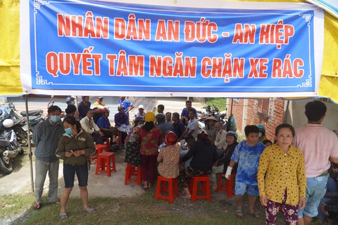 Để bãi rác xảy ra sự cố môi trường, chủ tịch tỉnh nhận lỗi với bà con - Ảnh 4. Tháng 7-2023, cho rằng bãi rác An Hiệp gây ô nhiễm môi trường, người dân đã treo băng rôn ngăn chặn xe rác chở rác vào bãi - Ảnh: MẬU TRƯỜNG