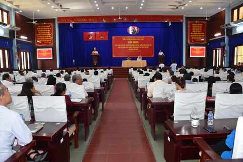 TP.HCM: Khu phố 600 hộ dân có 250 hộ tạm trú, đa số thu mua ve chai - Ảnh 2. Tổ đại biểu Quốc hội đơn vị 10 tiếp xúc cử tri huyện Củ Chi chiều 6-10 - Ảnh: CẨM NƯƠNG