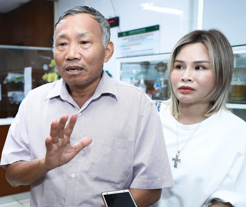 Ông Chức (bố anh N.V.C) chia sẻ hành trình tìm kiếm con trai sau vụ cháy chung cư mini - Ảnh: DANH KHANG Ông Chức (bố anh N.V.C) chia sẻ hành trình tìm kiếm con trai sau vụ cháy chung cư mini - Ảnh: DANH KHANG