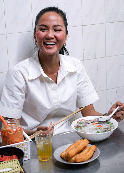 H'Hen Niê trải nghiệm tại quán phở gia truyền của Hà Nội - Ảnh: NAM TRẦN H'Hen Niê trải nghiệm tại quán phở gia truyền của Hà Nội - Ảnh: NAM TRẦN