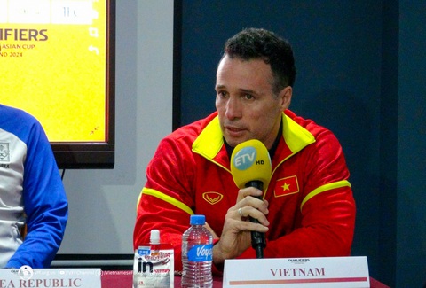 Tuyển futsal Việt Nam muốn lần thứ 3 liên tiếp có mặt ở World Cup - Ảnh 1. HLV Diego Giustozzi Raul tại buổi họp báo trước giải - Ảnh: VFF