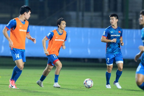 Tiền vệ Tuấn Anh (giữa) cho biết các cầu thủ tuyển Việt Nam đang nhuần nhuyễn lối chơi của HLV Philippe Troussier - Ảnh: HOÀNG TÙNG Tiền vệ Tuấn Anh (giữa) cho biết các cầu thủ tuyển Việt Nam đang nhuần nhuyễn lối chơi của HLV Philippe Troussier - Ảnh: HOÀNG TÙNG