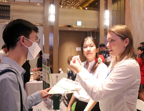 Gần 75% du học sinh Việt Nam đến Mỹ học về STEM hoặc kinh doanh - Ảnh 1. Đại diện một trường đại học Mỹ tư vấn cho học sinh đang tìm hiểu về du học - Ảnh: TRỌNG NHÂN