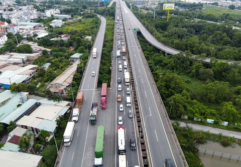 Cao tốc TP.HCM - Long Thành kẹt cứng, từ An Phú đến trạm thu phí Long Phước mất 2 tiếng - Ảnh 6. Nguyên nhân dẫn đến tình trạng ùn ứ xe cộ được cơ quan chức năng lý giải do xe container bị cháy trên cao tốc lúc sáng 6-10 - Ảnh: CHÂU TUẤN