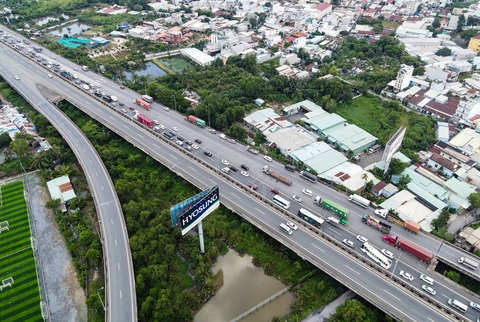 Cao tốc TP.HCM - Long Thành kẹt cứng, từ An Phú đến trạm thu phí Long Phước mất 2 tiếng - Ảnh 7. Đến 1h cùng ngày, tình hình giao thông đã ổn hơn nhưng vẫn còn ùn ứ kéo dài - Ảnh: CHÂU TUẤN
