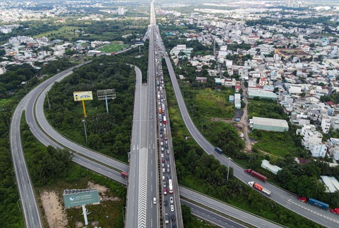 Cao tốc TP.HCM - Long Thành kẹt cứng, từ An Phú đến trạm thu phí Long Phước mất 2 tiếng - Ảnh 3. Khu vực nút giao cao tốc với đường Võ Chí Công hiện đang ùn ứ nghiêm trọng về hướng Đồng Nai - Ảnh: CHÂU TUẤN