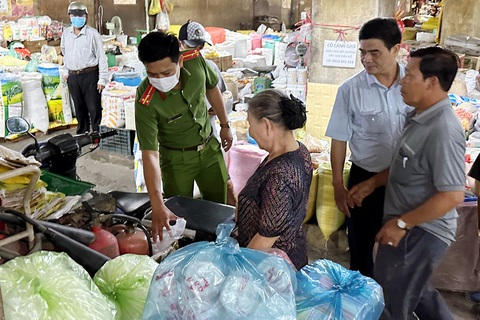 Hơn 730 cơ sở sai sót về phòng cháy chữa cháy, có cả trụ sở nhà nước - Ảnh 1. Lực lượng chức năng Đồng Nai kiểm tra công tác phòng cháy chữa cháy tại chợ Sặt (phường Tân Biên, TP Biên Hòa) - Ảnh: AN BÌNH