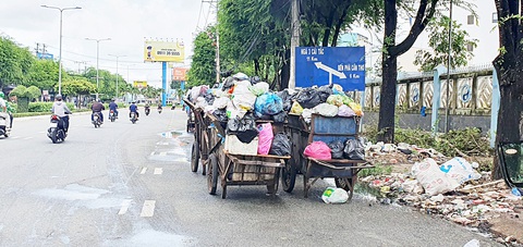 Rác tới đâu, người dân phản đối tới đó - Ảnh 1. Điểm tập kết rác trước cổng Bệnh viện Y học cổ truyền (quận Ninh Kiều, TP Cần Thơ) - Ảnh: LÊ DÂN
