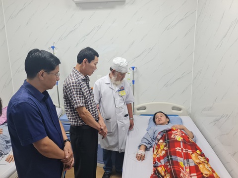 Hai lao công bị bắn được miễn toàn bộ chị phí điều trị - Ảnh 3. Bệnh viện Phúc Hưng quyết định miễn toàn bộ chi phí điều trị cho hai nữ lao công - Ảnh: TRẦN MAI