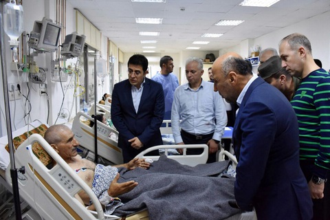 Bộ trưởng Bộ Y tế Syria Hassan Muhammad al-Ghobash thăm hỏi nạn nhân cuộc tấn công ngày 5-10 tại thành phố Homs - Ảnh: AFP Bộ trưởng Bộ Y tế Syria Hassan Muhammad al-Ghobash (bìa trái) thăm hỏi nạn nhân cuộc tấn công ngày 5-10 tại thành phố Homs - Ảnh: AFP