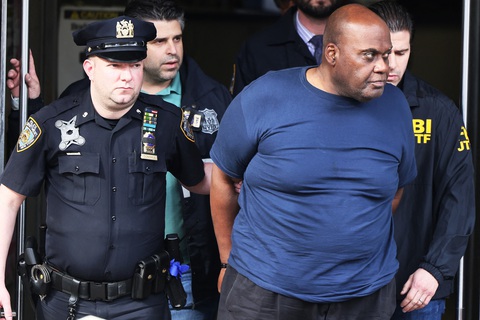 Cảnh sát New York áp giải ông Frank James hồi tháng 4-2022 - Ảnh: AFP Cảnh sát New York áp giải Frank James hồi tháng 4-2022 - Ảnh: AFP