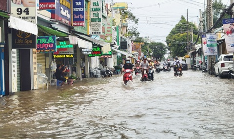 Triều cường gây ngập nặng ở TP Cần Thơ trong những ngày đầu tháng 10 - Ảnh: CHÍ QUỐC Triều cường gây ngập nặng ở TP Cần Thơ trong những ngày đầu tháng 10 - Ảnh: CHÍ QUỐC