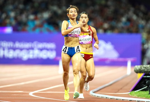 Vì sao điền kinh Việt Nam thảm bại tại Asiad 19? - Ảnh 1. VĐV số 1 của điền kinh Việt Nam Nguyễn Thị Oanh đã nỗ lực kiệt sức nhưng không thể bảo vệ HCĐ Asiad - Ảnh: QUÝ LƯỢNG