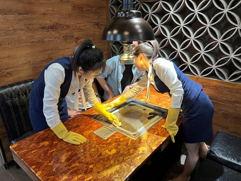 Nhân viên tại nhà hàng Triều Tiên đang chuẩn bị bàn cho khách ở Bắc Kinh, Trung Quốc, ngày 4-10 - Ảnh: AFP Nhân viên tại nhà hàng Triều Tiên đang chuẩn bị bàn cho khách ở Bắc Kinh, Trung Quốc, ngày 4-10 - Ảnh: AFP