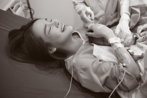 Con gái Nhã Phương có hành động cực đáng yêu khi lên chức chị - Ảnh 1. Nhã Phương rơi nước mắt khi ôm con trong giây phút vừa chào đời