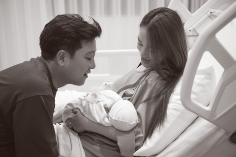 Con gái Nhã Phương có hành động cực đáng yêu khi lên chức chị - Ảnh 2. Ông xã Trường Giang luôn kề cận, đồng hành suốt quá trình Nhã Phương vượt cạn