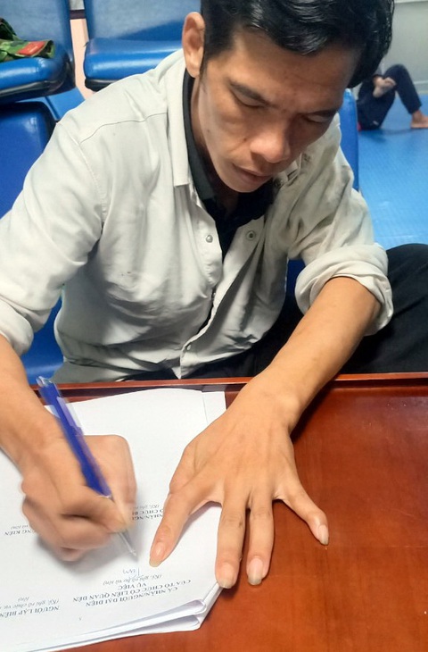 Phạt người đến khu bảo tồn biển Côn Đảo bắt ốc hơn 137 triệu đồng - Ảnh 1. Phạm Văn Tân lúc bị bắt quả tang và lập biên bản - Ảnh: Kiểm lâm Vườn quốc gia Côn Đảo cung cấp