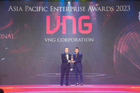 VNG đạt giải thưởng ‘Thương hiệu truyền cảm hứng’ năm 2023 - Ảnh 1. Phó tổng giám đốc VNG Kelly Wong (bên phải) tại lễ trao giải APEA 2023