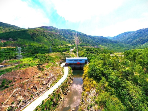 Thủy điện An Khê - Ka Nak chủ động phòng chống thiên tai, đảm bảo an toàn sản xuất - Ảnh 1. Quang cảnh nhà máy và đường ống áp lực Nhà máy Thủy điện An Khê - Ảnh: THU HOÀI