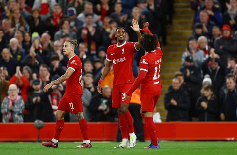 Điểm tin thể thao sáng 6-10: Tâm điểm Europa League - Ảnh 3. Ryan Gravenberch (giữa) chia vui cùng đồng đội - Ảnh: REUTERS