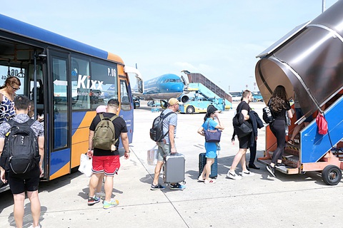 Du khách đi máy bay du lịch Phú Quốc dịp Tết 2023 - Ảnh: T.T.D. Du khách đi máy bay du lịch Phú Quốc dịp Tết 2023 - Ảnh: T.T.D.