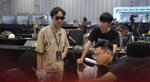 Rap Việt All-Star Concert 2023: Chi Pu đu xoắn trong tiết mục với Pháp Kiều - Ảnh 3. Giám khảo JustaTee căng thẳng chuẩn bị cho các tiết mục trong concert
