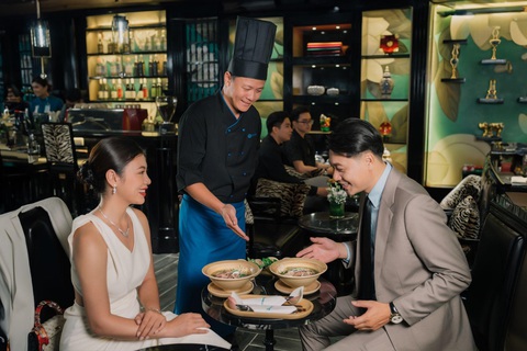 Bếp trưởng Phạm Quang Duy giới thiệu Phở Sen cho thực khách. Ảnh: Đ.H Bếp trưởng Phạm Quang Duy giới thiệu phở sen cho thực khách - Ảnh: Đ.H.