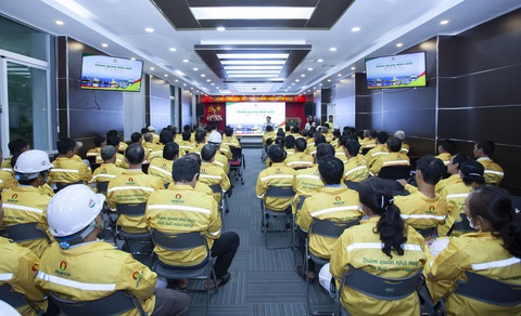 Phân bón Cà Mau đón nông dân tham quan nhà máy - Ảnh 2. Lãnh đạo Công ty Cổ phần Phân bón Dầu khí Cà Mau giới thiệu, thuyết minh về quy mô sản xuất của nhà máy