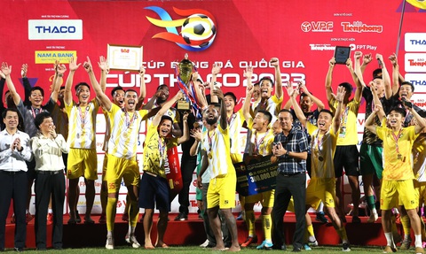 Thắng Công An Hà Nội 3-1, Đông Á Thanh Hóa đoạt Siêu cúp quốc gia 2023 - Ảnh 3. Thanh Hóa nhận Siêu cúp quốc gia 2023 - Ảnh: HOÀNG TÙNG